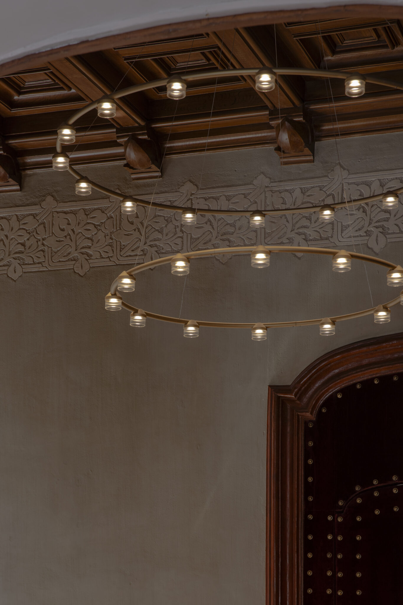 Luminaria de suspensión flotante con focos para grandes especios diseñada por GCA Architects. Insolit Dew