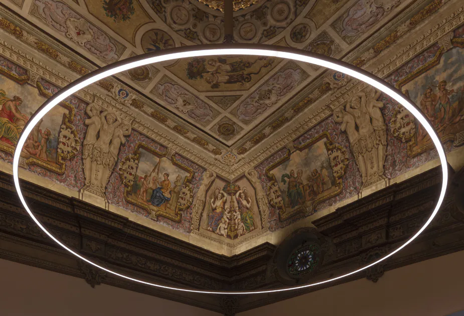Lámpara de suspensión TR diseñada por Josep Lluís Xuclà para Insòlit, una lámpara de suspensión circular de diseño contemporáneo. Esta lámpara de suspensión destaca por su perfil de aluminio extruido y curvado, combinado con un difusor de policarbonato gel que suaviza la iluminación, ideal para proyectos de iluminación a medida y lámparas a medida. La lámpara de suspensión TR es totalmente personalizable y perfecta para crear combinaciones de lámparas suspendidas o lámparas flotantes combinables en lobbis de hotel, recepción y grandes espacios. Como lámpara de gran escala y lámpara de diseño exclusiva, la TR aporta funcionalidad y estilo en proyectos de lighting design, iluminación a medida y decoración de interiores. Este modelo de lámpara de suspensión circular permite múltiples combinaciones con otras lámparas suspendidas, facilitando composiciones únicas para lobbis de hotel, recepciones y grandes salones. La lámpara de suspensión TR de Insòlit es la elección ideal para quienes buscan lámparas combinables suspendidas, iluminación a medida y productos de alta calidad en lámparas de diseño y lighting design. TR suspension lamp designed by Josep Lluís Xuclà for Insòlit is a circular suspension lamp with a contemporary design. This suspension lamp features an extruded and curved aluminum profile combined with a gel polycarbonate diffuser that softens the lighting, perfect for bespoke lighting and custom lamps projects. The TR suspension lamp is fully customizable and ideal for creating combinations of suspended lamps or combinable floating lamps for hotel lobbies, receptions, and large spaces. As a large-scale lamp and designer lamp, the TR provides functionality and style in lighting design, bespoke lighting, and interior decoration projects. This circular suspension lamp model allows multiple combinations with other suspended lamps, enabling unique compositions for hotel lobbies, receptions, and large halls. The Insòlit TR suspension lamp is the perfect choice for those looking for combinable suspended lamps, bespoke lighting, and high-quality products in designer lamps and lighting design.