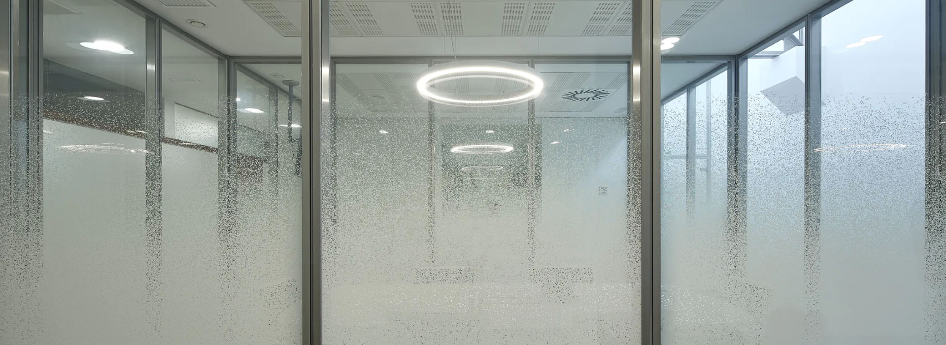 Lampara de diseño circular colgante luz directa design by Josep Lluís Xuclà. Insolit TR Down