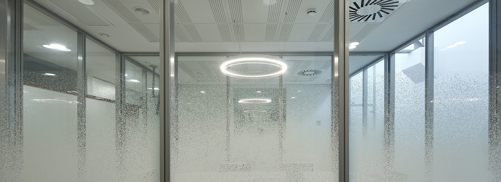 Lampara de diseño circular colgante luz directa design by Josep Lluís Xuclà. Insolit TR Down