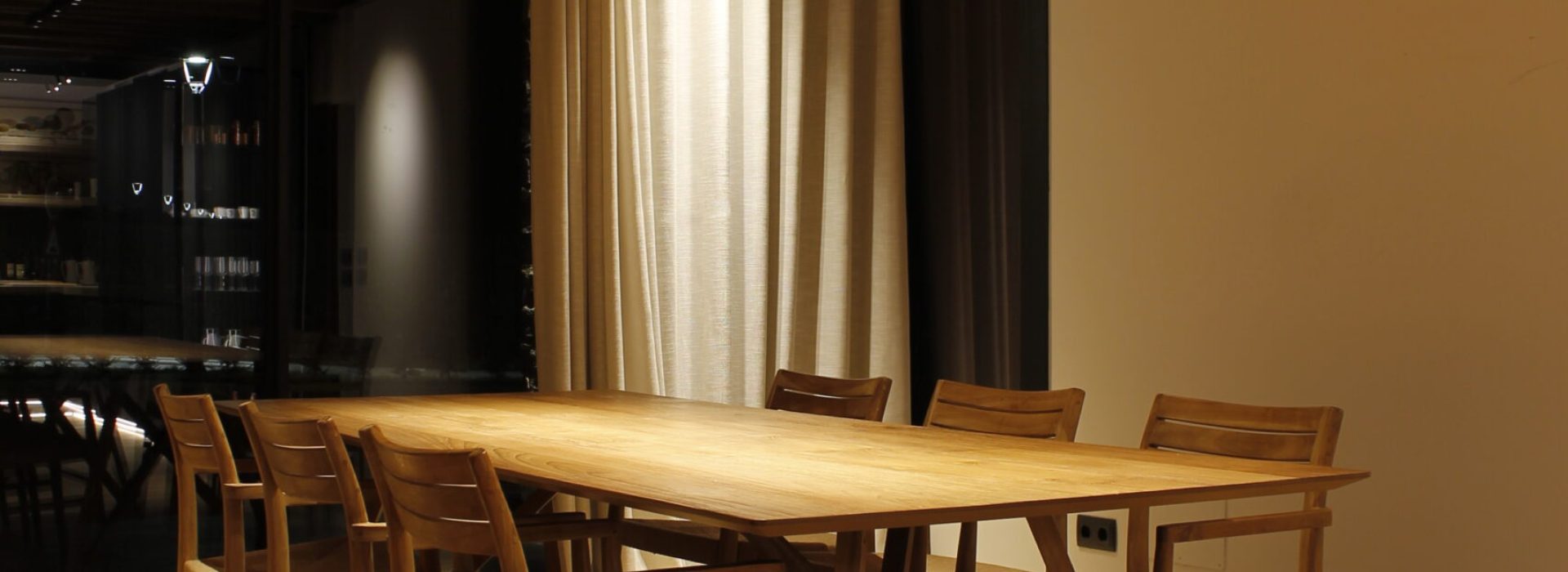 Luminaria de suspensión lineal de diseño con proyectores focales. Insolit TR Line