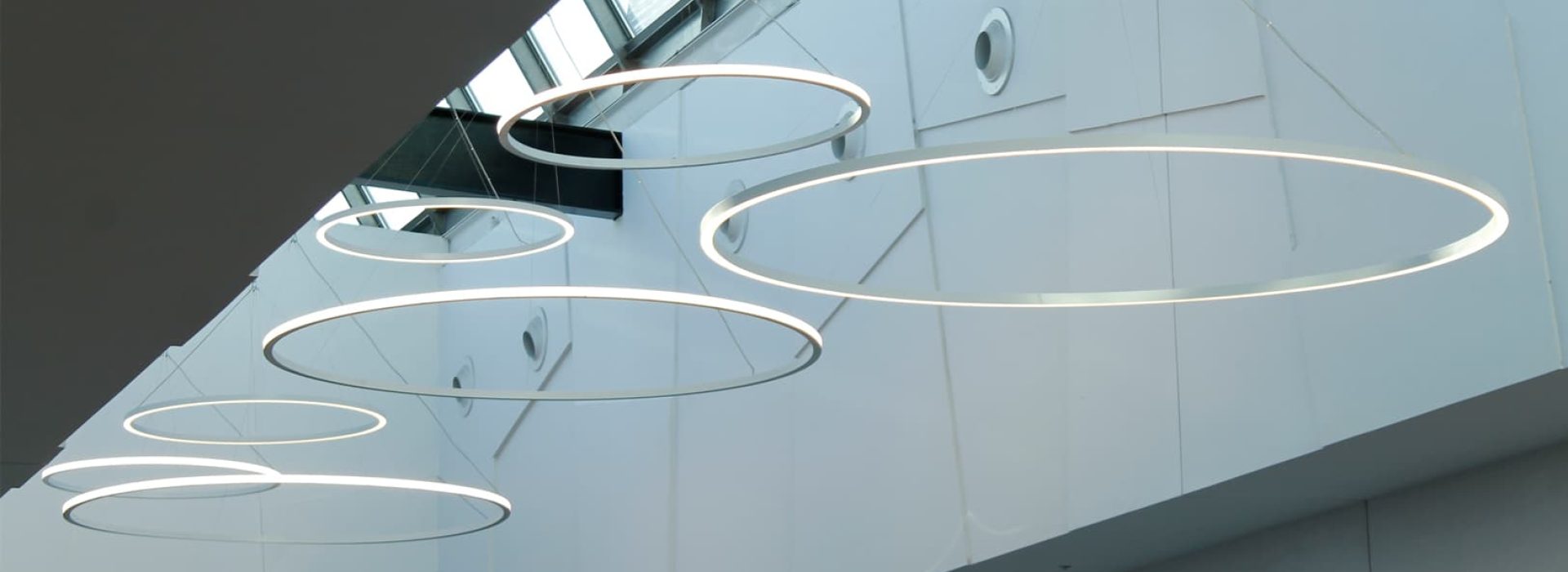Lampara de diseño circular colgante luz indirecta design by Josep Lluís Xuclà. Insolit TR Up