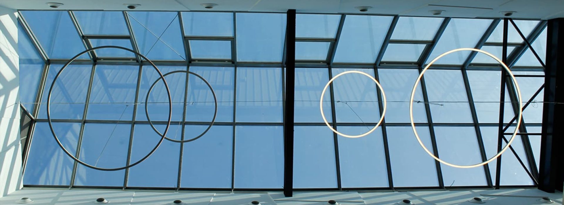 Lampara de diseño circular colgante luz directa design by Josep Lluís Xuclà. Insolit TR Down